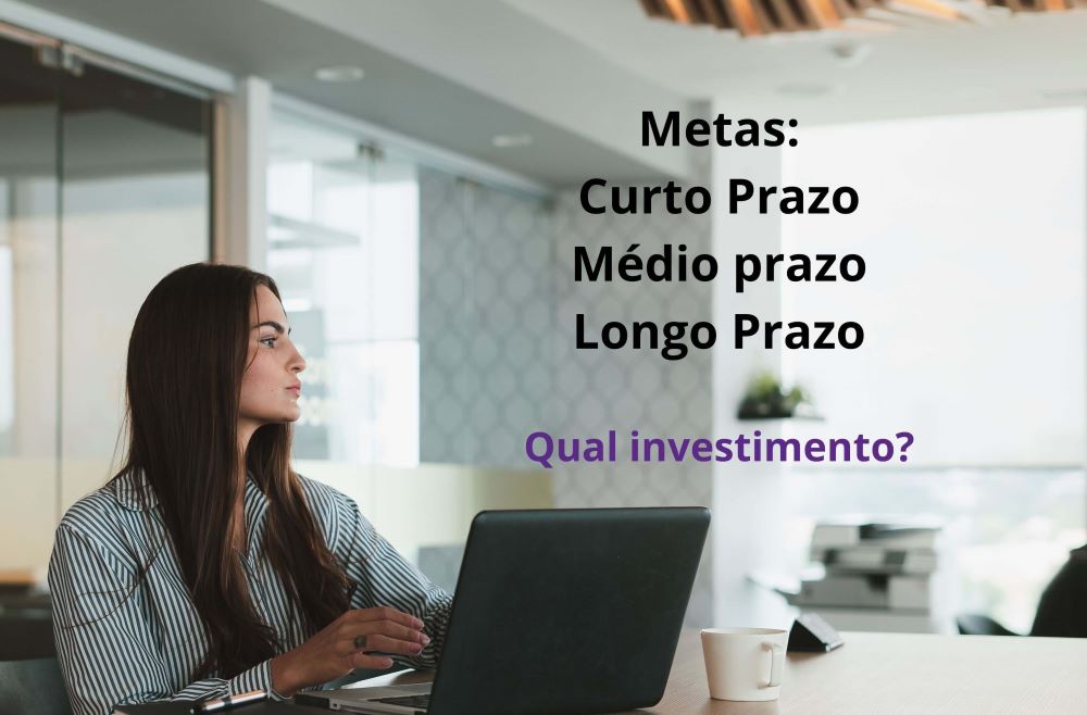 Mulher analisando investimentos no notebook enquanto planeja metas financeiras de curto, médio e longo prazo.