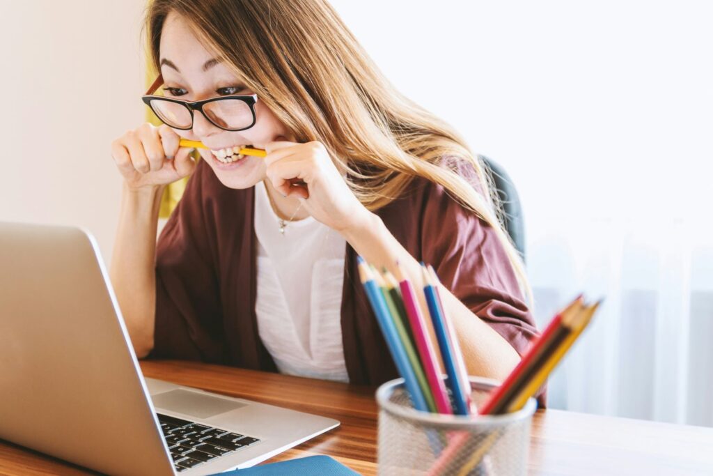 A mulher pesquisando no site seu CPF, seu nome negativado.