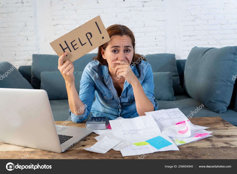 Mulher com expressão de preocupação diante de boletos, representando o impacto da taxa Selic no endividamento.