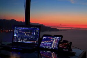 Computadores ligados informando graficos de investimentos.