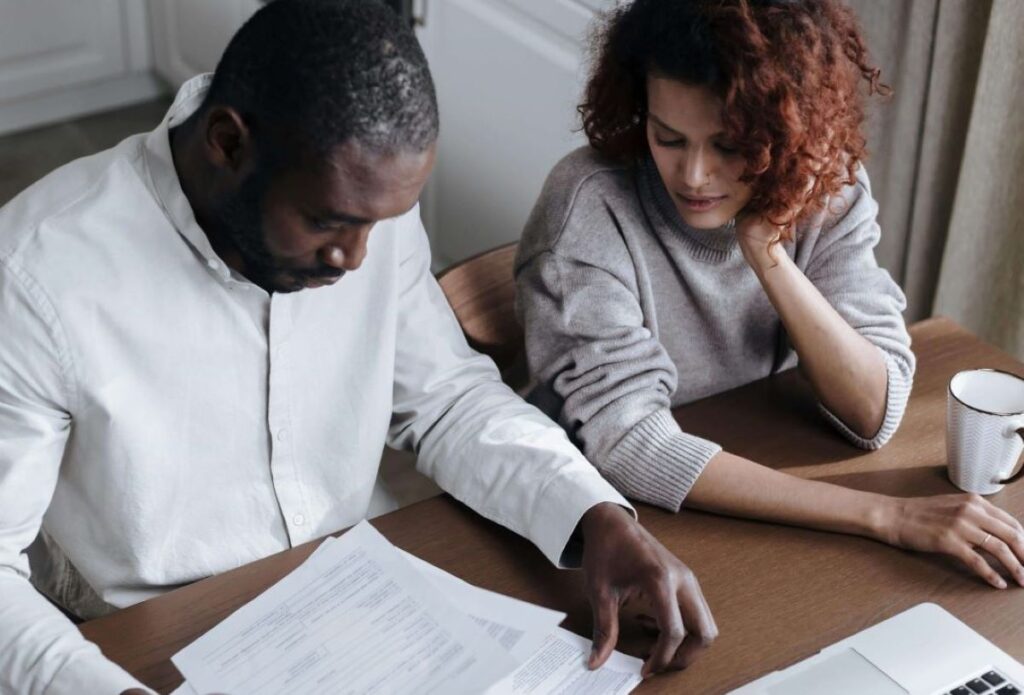 casal conversando sobre dinheiro de forma tranquila