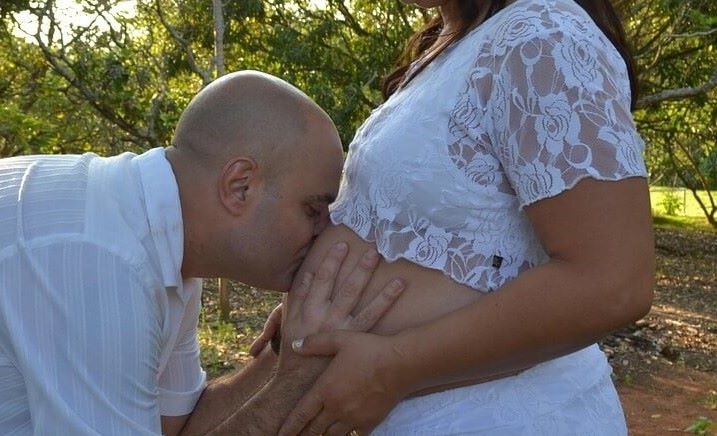 Casal grávido feliz planejando a chegada do bebê