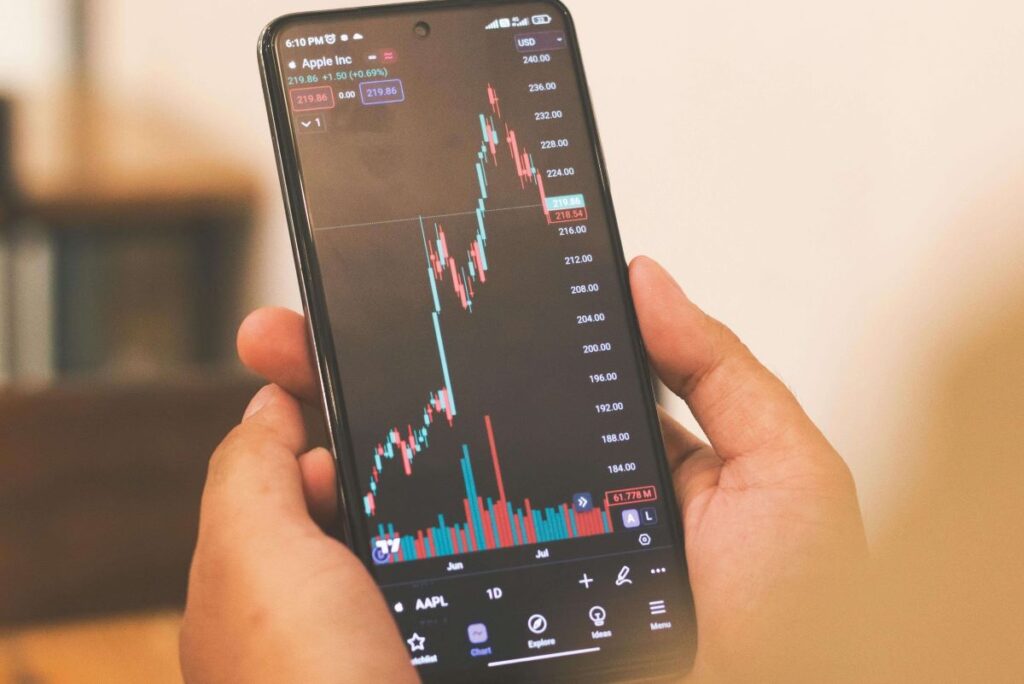 Celular mostrando gráfico da bolsa de valores