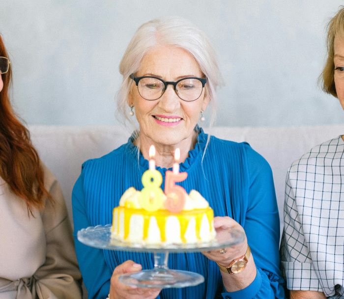 Imagem de uma senhora comemorando sua aposentadoria