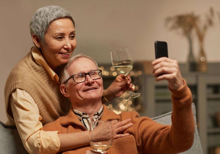 Imagem de casal diversificando seus investimentos