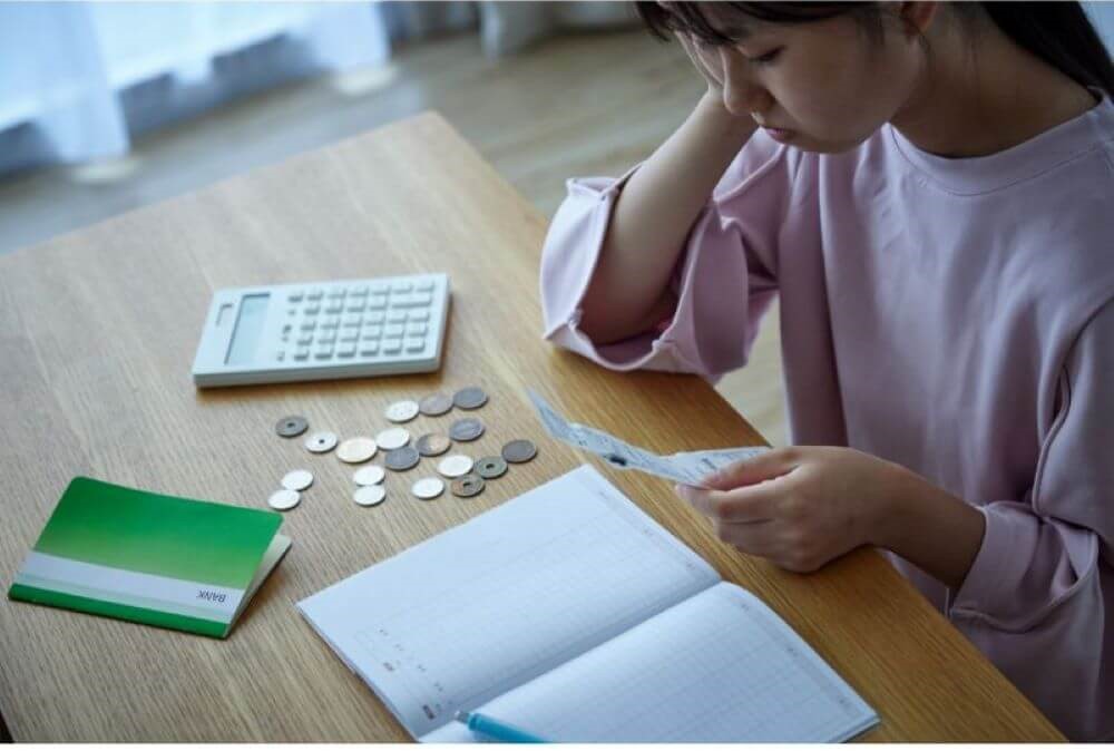 Mulher analisando os gastos invisíveis no orçamento e pequenas despesas do dia a dia