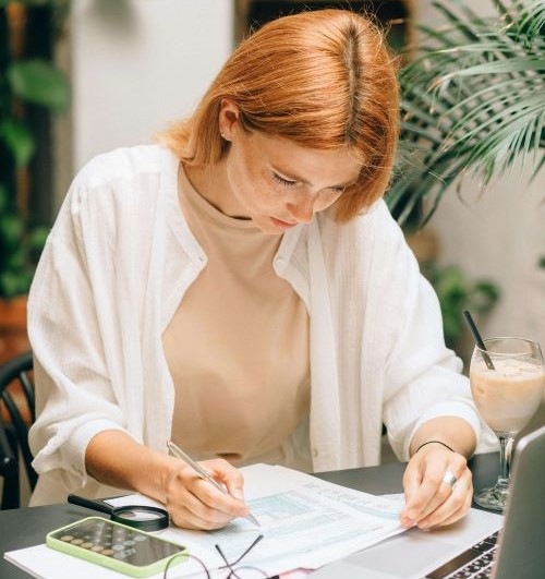 mulher fazendo análise de gastos e planejamento financeiro