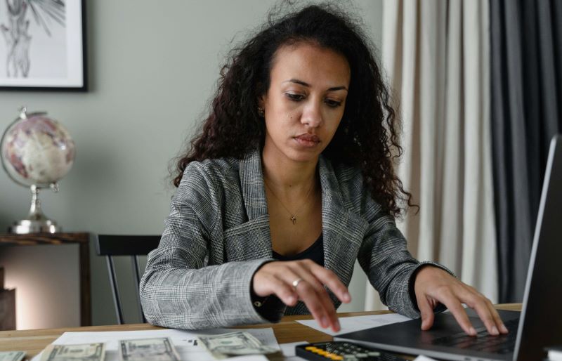 Mulher organizando orçamento familiar 