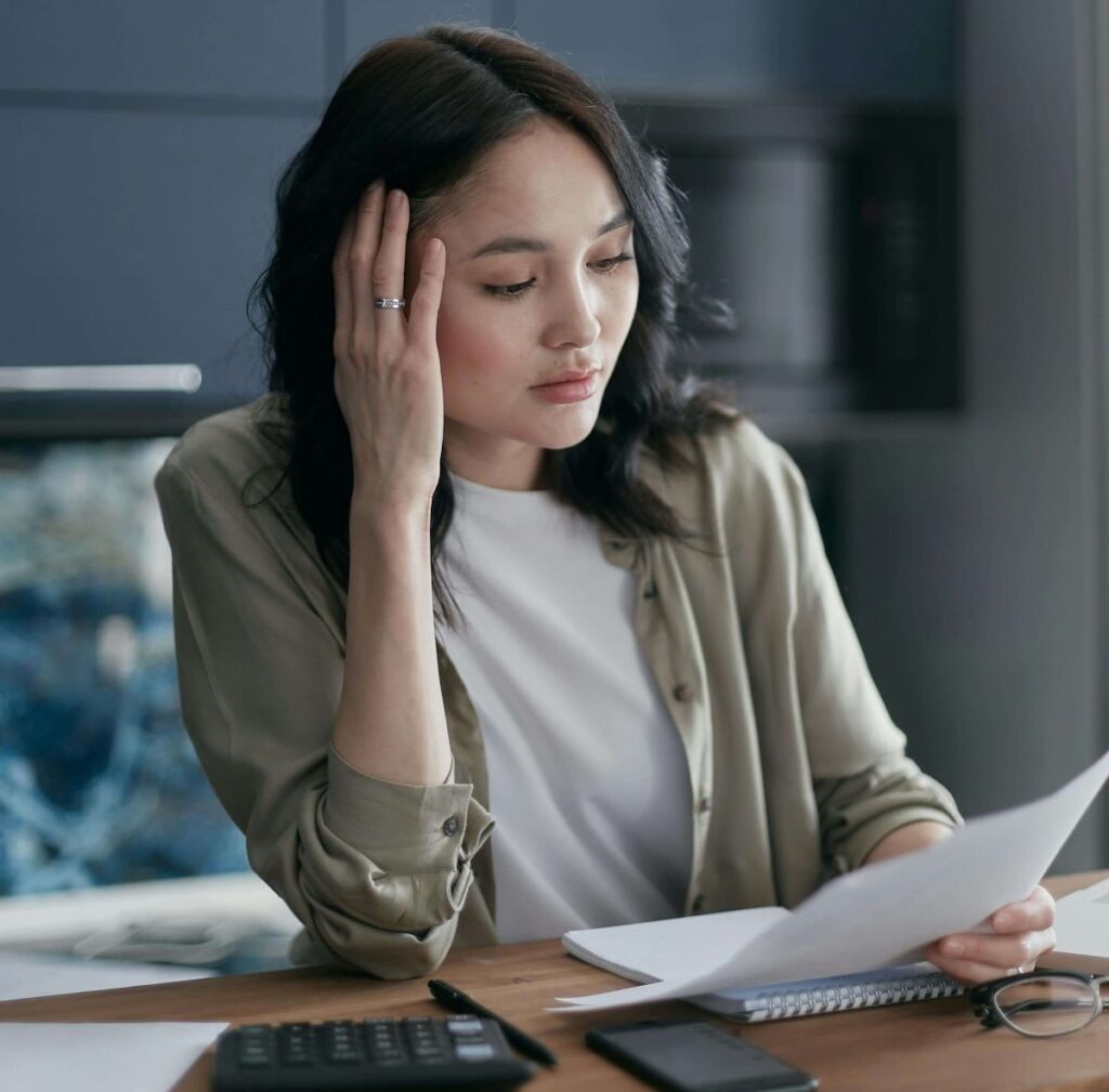 Pessoa organizando contas e planejando pagamento de dívidas