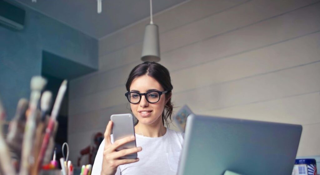 Mulher trabalhando como freelancer em casa usando notebook
