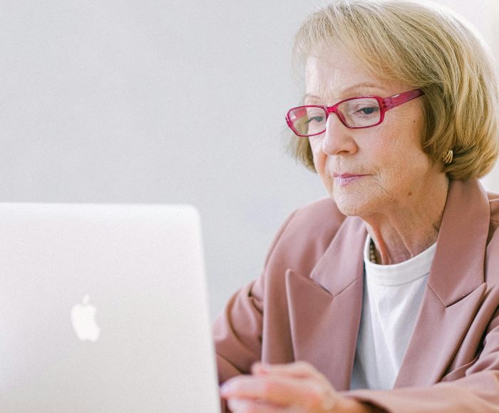 Planejamento de investimentos para aposentadoria em notebook 