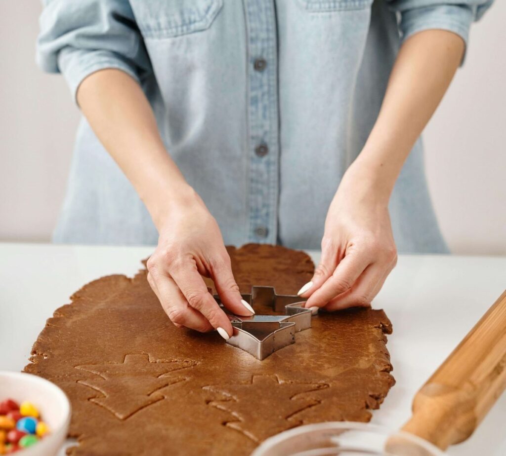 Empreendedora preparando doces para entregar como renda extra