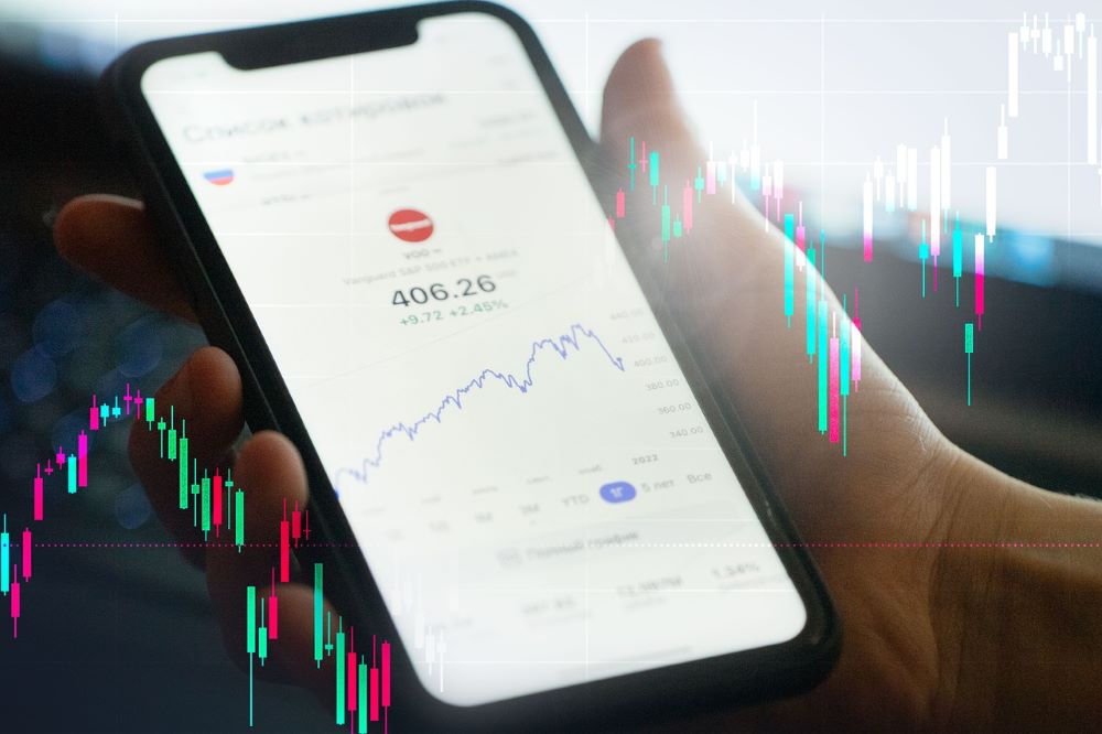 Gráficos financeiros em tela de computador representando investimentos em renda variável