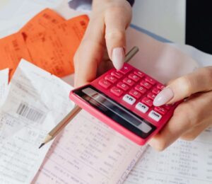Mulher preocupada com contas atrasadas e dificuldades financeiras