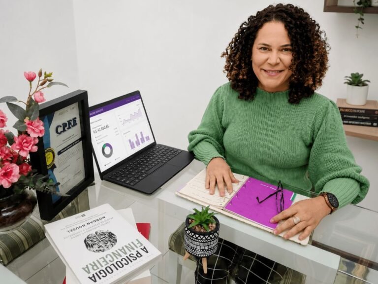 Consultora do CPFE no escritório.