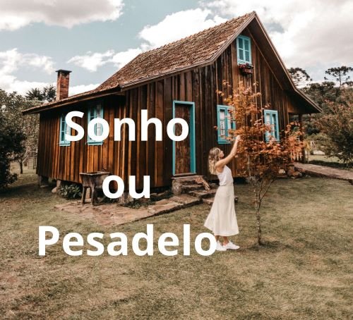 Mulher analisando o planejamento financeiro para comprar a casa própria