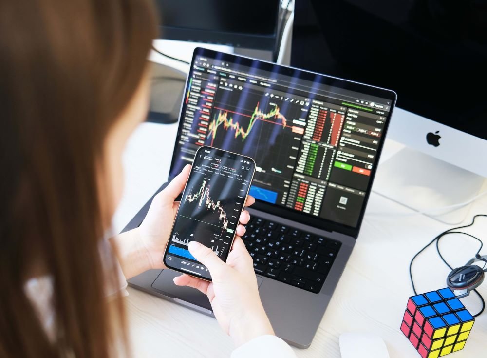 Mulher aprendendo como investir com pouco dinheiro pelo celular