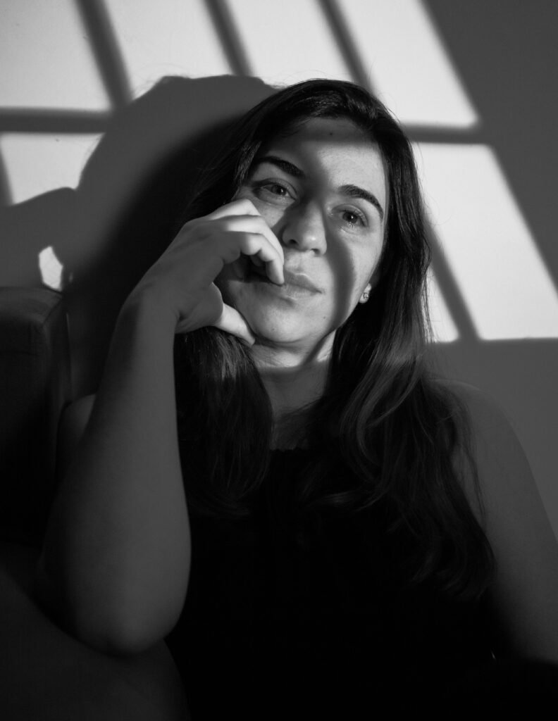 Mulher pensativa refletindo sobre o futuro financeiro e a aposentadoria.