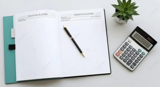 Planner financeiro aberto com lápis e calculadora organizando metas do começo do ano.