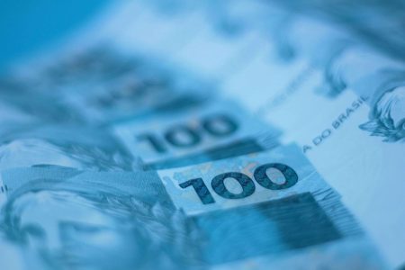 Dinheiro de R$ 100 representando como começar a investir com R$100