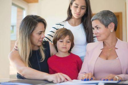 Familia planejando metas financeiras para grandes eventos da vida familiar.